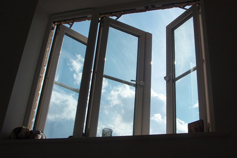 Во время новогодних каникул женщина выпала с 6 этажа и остается в тяжелом состоянии. Врачи оказыв...