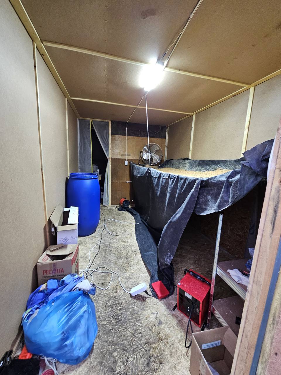 В Людиновском округе сотрудники ФСБ ликвидировали крупную нарколабораторию. Производство N-метилэ...