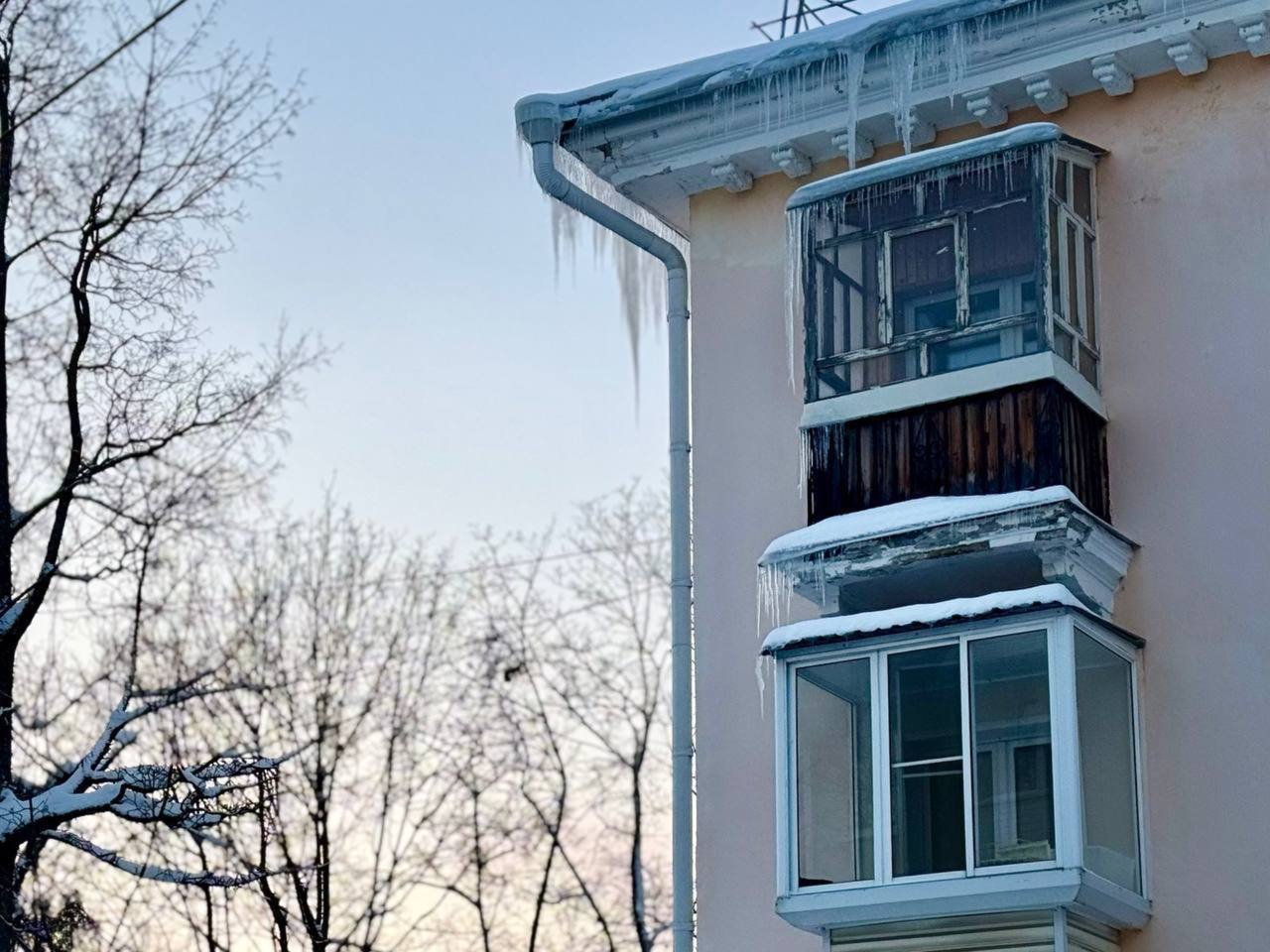 Глава Обнинска Степан Перевалов заявил о необходимости оперативной очистки крыш и козырьков домов...