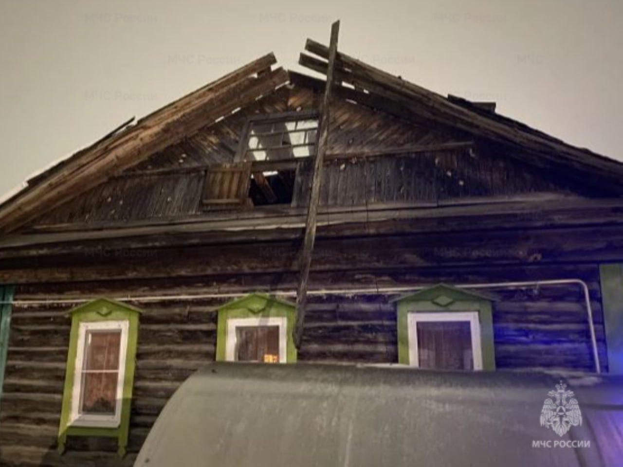 В Кондрове из-за обильных снегопадов обрушилась крыша четырехквартирного жилого дома. Об этом соо...