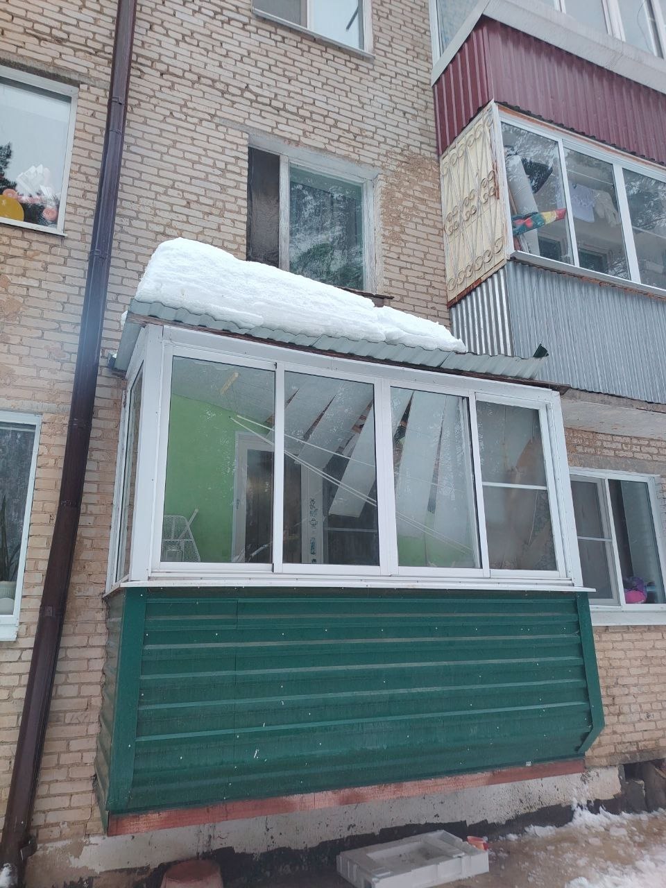 В городе Жуков снег обрушил крышу лоджии. Жители дома обратились с претензиями в управляющую комп...