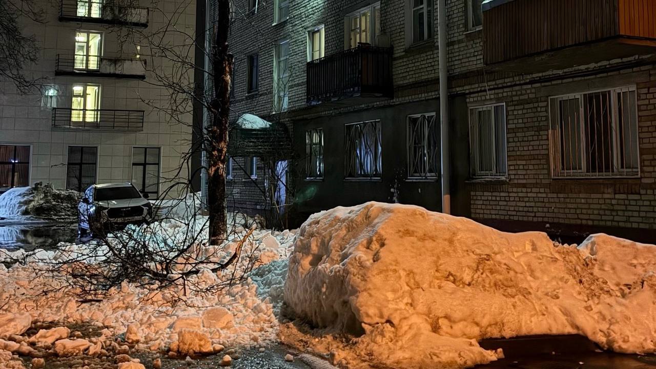 Ночью на Ленина, 55 с крыши здания обрушилась снежная лавина. Грохот испугал жителей дома. К счас...