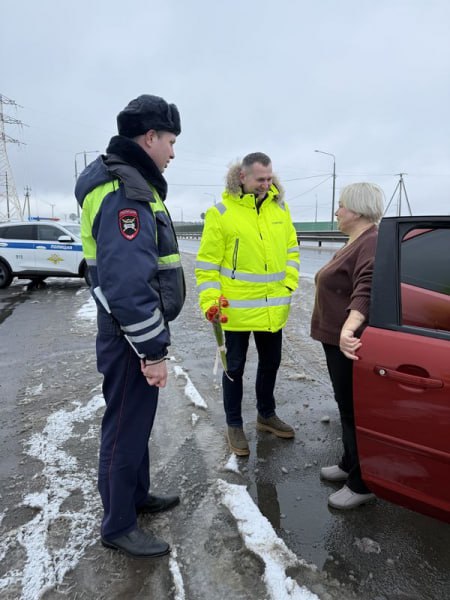 В Калужской области сотрудники ГИБДД и «Автодор» поздравили женщин-водителей с праздником, вручив...