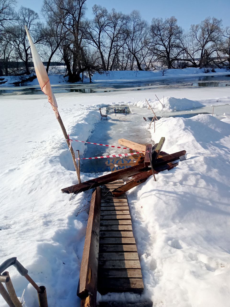 В Обнинске завершились соревнования по зимнему плаванию, участники которых нырнули в прорубь.

#о...