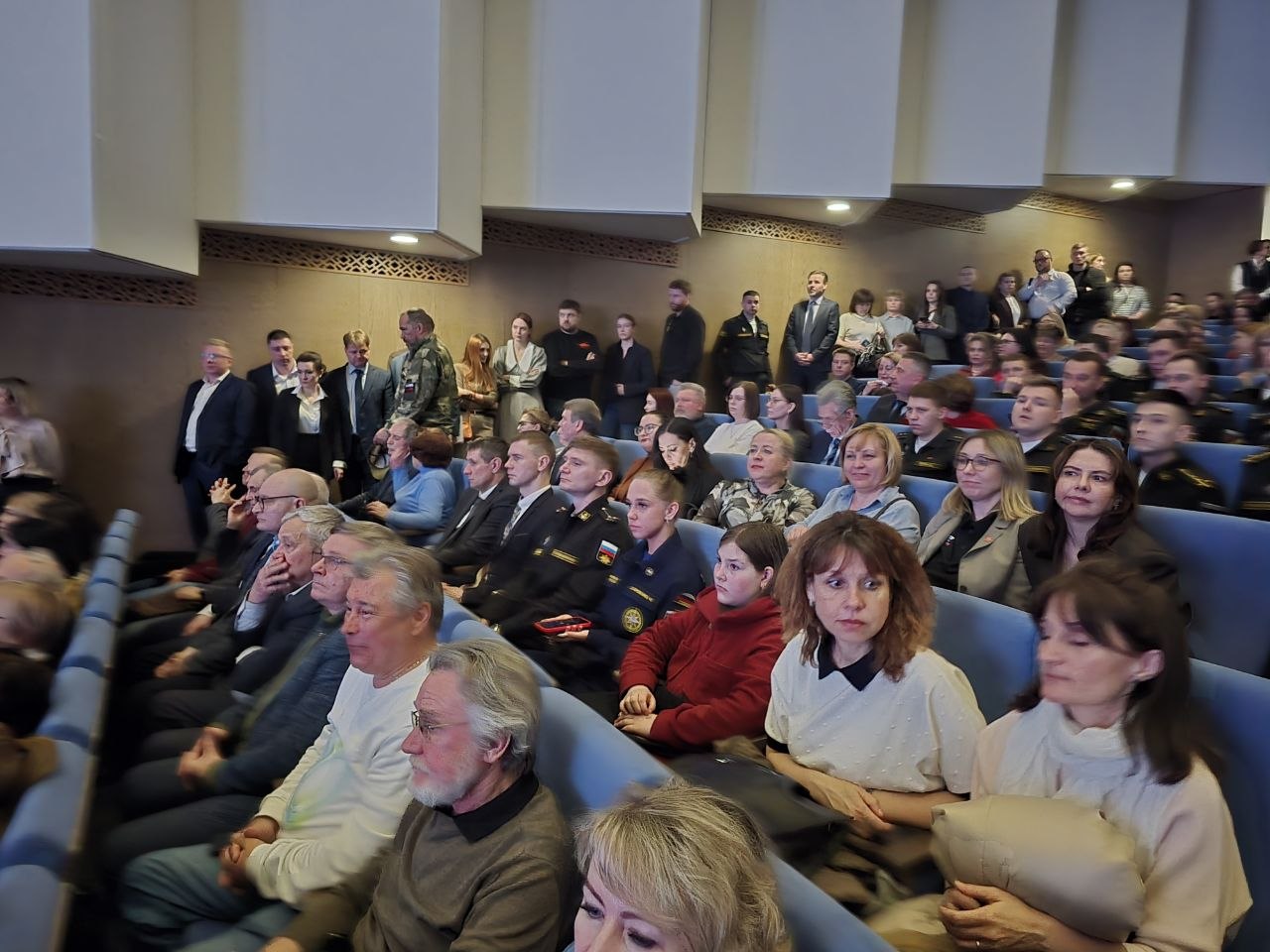 В Обнинске стартовал отчёт главы города. Зал Дома ученых заполнен до отказа, люди стоят в прохода...