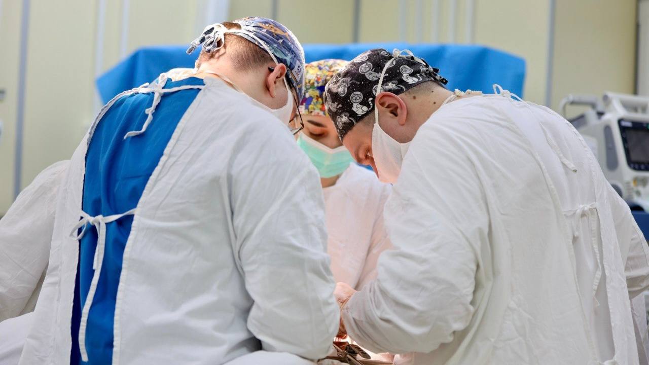 В МРНЦ им. А.Ф. Цыба провели сложную операцию 34-летней пациентке, у которой во время беременност...