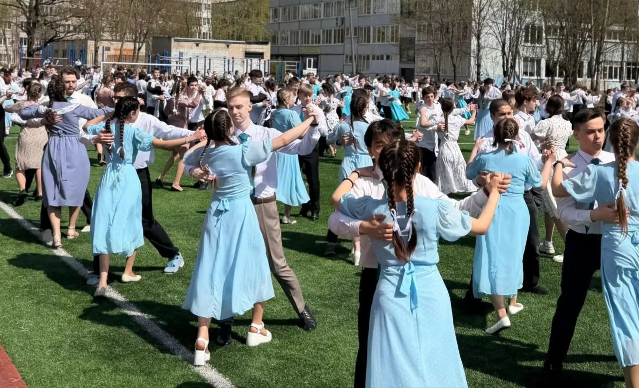 Обнинские школьники - 400 человек! - станцевали Вальс Победы

Ребята долго готовились, и сегодня ...