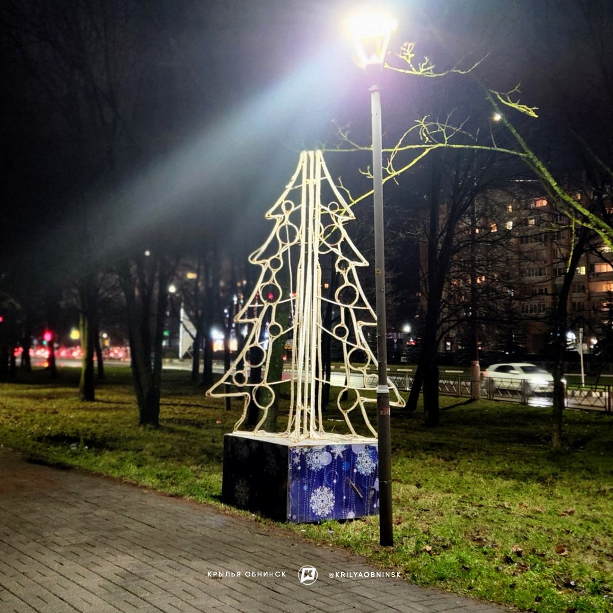 ⭐️На улице Энгельса появились первые элементы праздничного оформления! Скоро гирлянды и украшения...