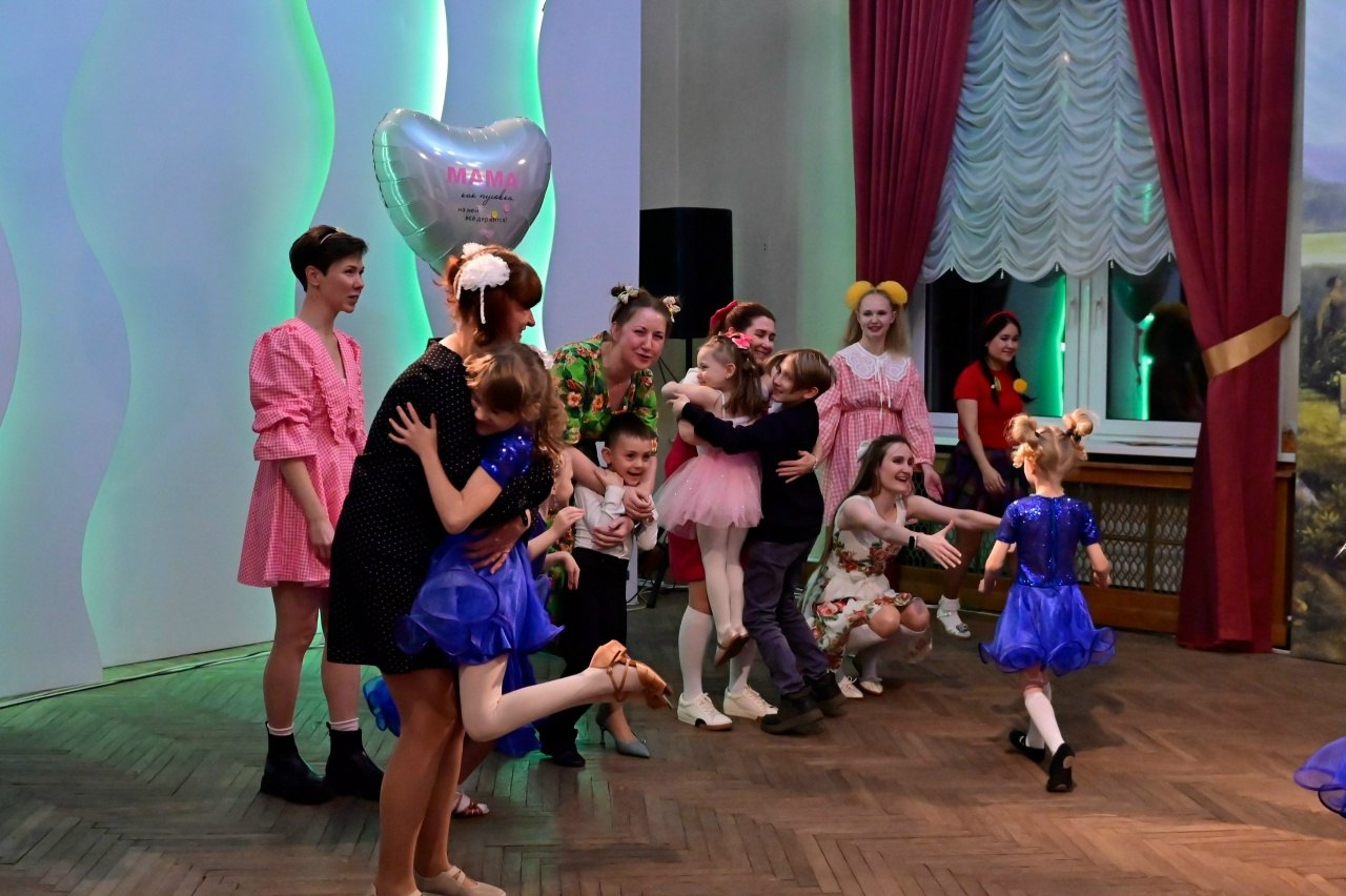 В ДК ФЭИ отметили День Матери!

Начали с почета для мам защитников Родины, мам с особенными детьм...